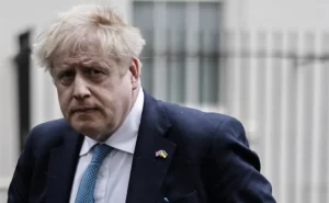 Boris Johnson Warns Emmanuel Macron Off "Settling Ukraine Conflict Now"