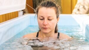 wellhealthorganic.com:which-is-better-hot-water-or-cold-water-bath